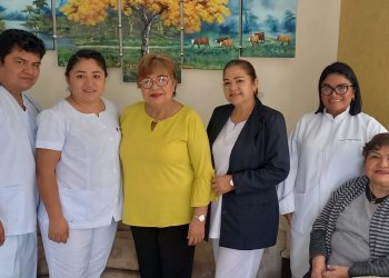 Tres generaciones de la familia Cardona siguieron la profesión de la enfermería.