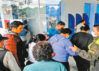 Decenas de clientes del banco Fassil llegaron a retirar sus ahorros.