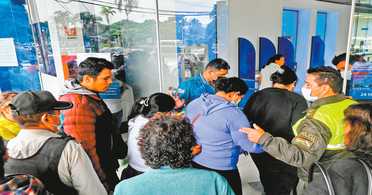 Decenas de clientes del banco Fassil llegaron a retirar sus ahorros.