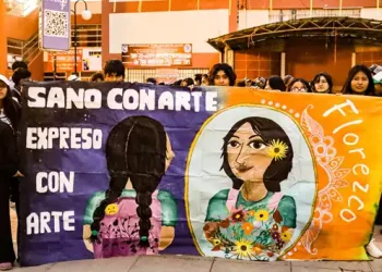 Jóvenes sostienen mural en el Festival Verde de La Paz con el mensaje “Sano con arte, expreso con arte, florezco”, como parte de una movilización juvenil por el reciclaje.