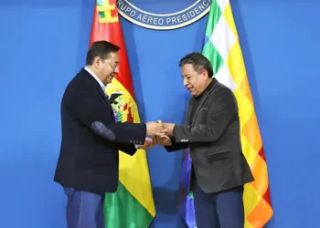 Arce entrega el Bastón de Mando a Choquehuanca antes de su viaje a Brasil
