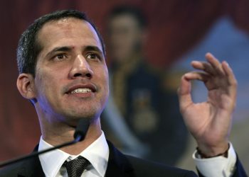 Opositor Guaidó viaja por sorpresa a Colombia antes de cumbre sobre Venezuela