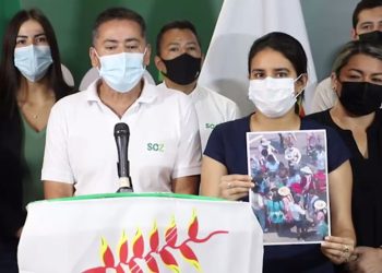 La Gobernación llama ‘delincuentes pagados’ a manifestantes y retira las wiphalas