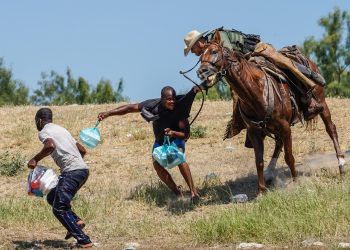 Controversia por agentes de EEUU haciendo retroceder violentamente a migrantes haitianos