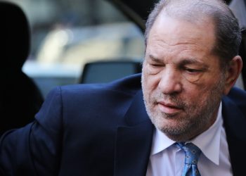 Transfieren a Harvey Weinstein a Los Ángeles para un nuevo juicio