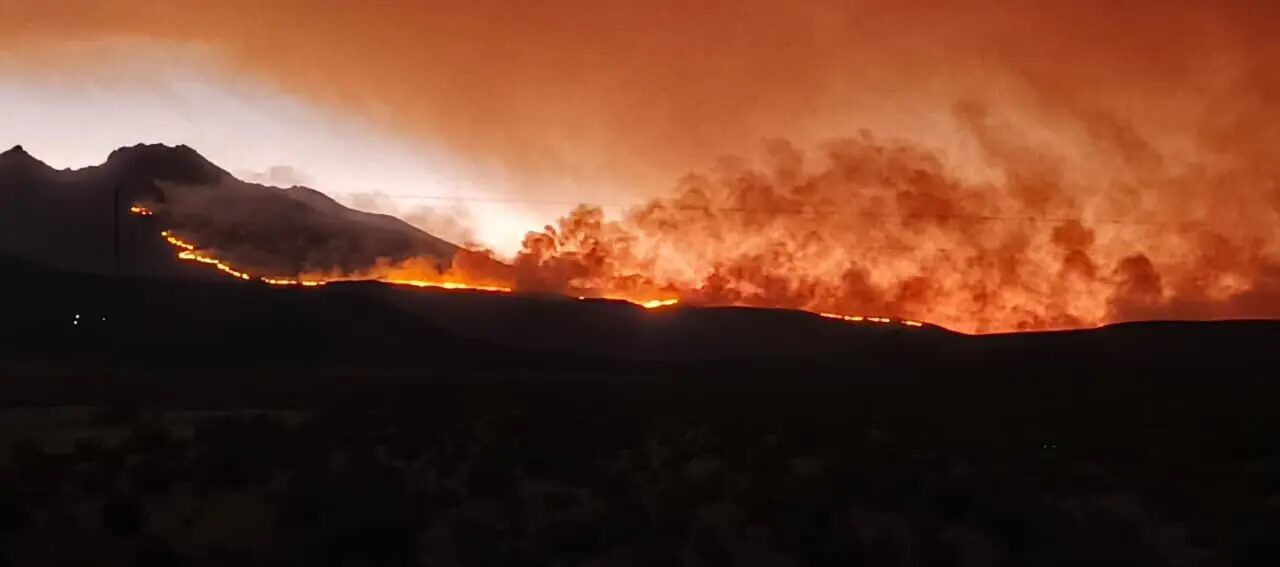 Comunarios reportan voraz incendio en Cerro Grande, en Salinas