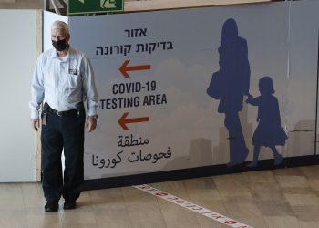 Israel cierra sus fronteras por la variante Ómicron del coronavirus, que llega a Australia