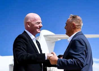 Infantino se compromete con Bolivia a darle la sede de un Mundial