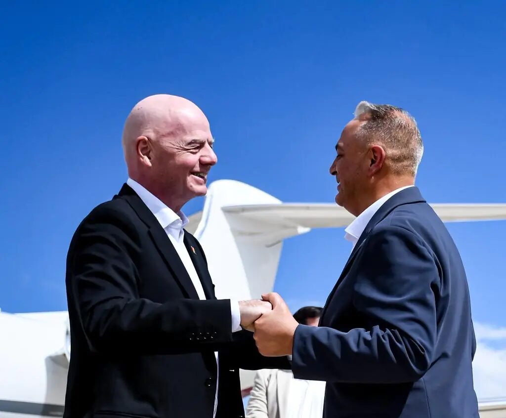 Infantino se compromete con Bolivia a darle la sede de un Mundial