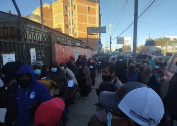 El Alto: largas filas y desinformación en puntos de vacunación contra el COVID-19