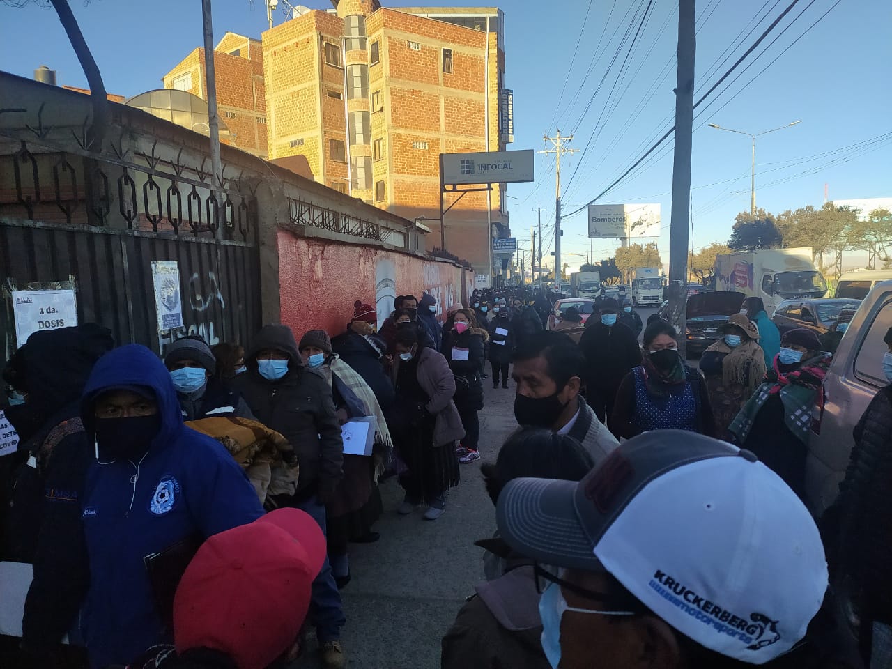 El Alto: largas filas y desinformación en puntos de vacunación contra el COVID-19