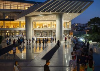 Noche de plenilunio en la Acrópolis de Atenas