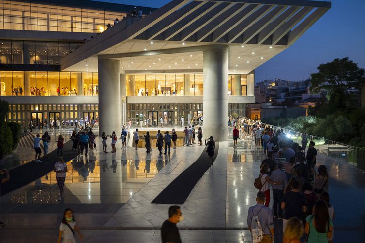 Noche de plenilunio en la Acrópolis de Atenas