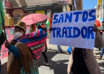 Jallalla marcha contra Santos Quispe y pide su renuncia o de su esposa