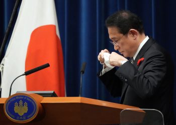 Nuevo primer ministro japonés envía ofrenda a polémico santuario