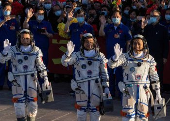 Astronautas chinos regresan a la Tierra tras misión espacial de 90 días