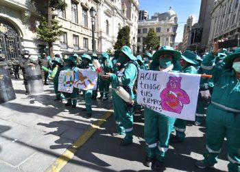 Trabajadores de La Paz Limpia suspenden recojo de la basura y la Alcaldía culpa a la empresa