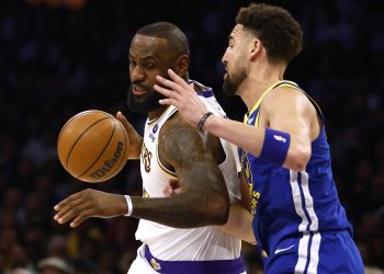 Los Lakers de LeBron machacan a Warriors y Butler impulsa a Miami