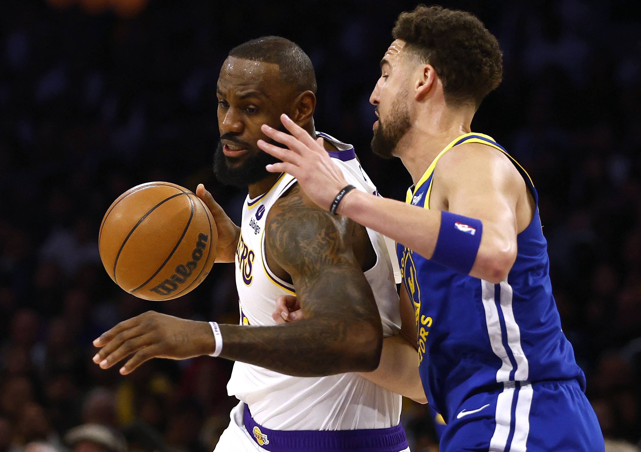 Los Lakers de LeBron machacan a Warriors y Butler impulsa a Miami