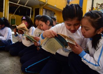 Arce subraya la eliminación de arancel para importar material gráfico educativo