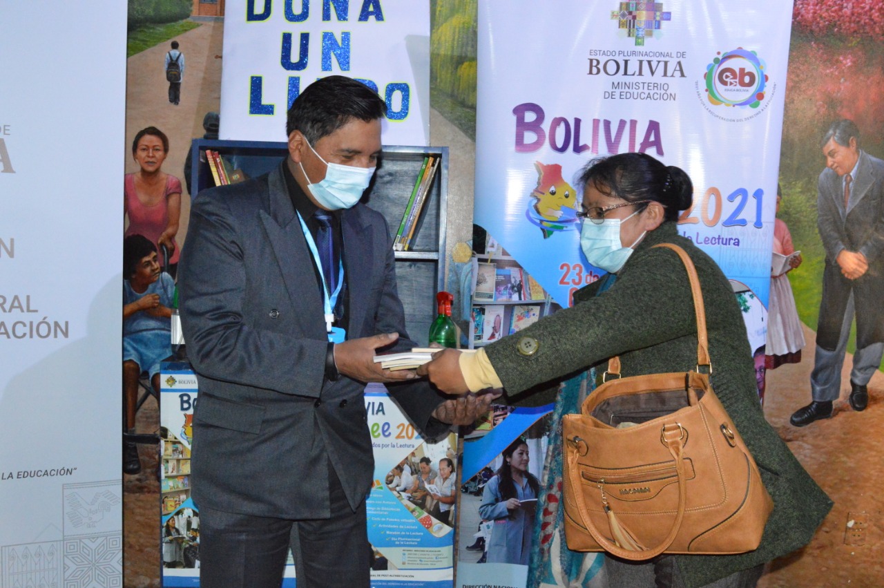 Ministerio de Educación entrega Bibliotecas comunitarias