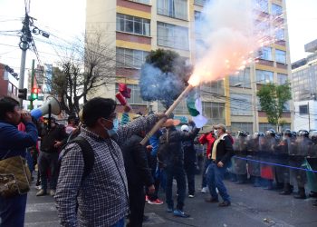Maestros urbanos vuelven a las calles, Defensoría pide retomar el diálogo