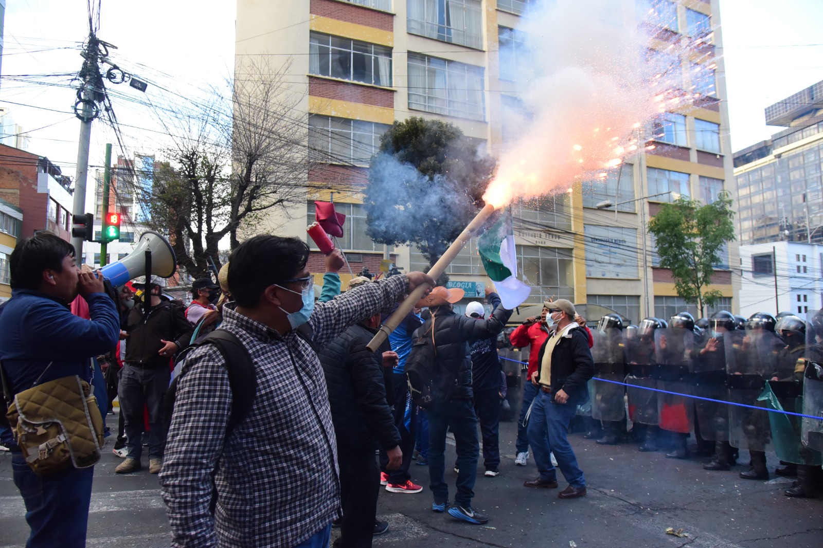 Maestros urbanos vuelven a las calles, Defensoría pide retomar el diálogo