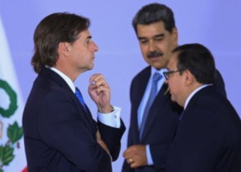 Lacalle Pou con Maduro junto al primer ministro de Perú