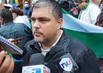 Cívicos marchan y se declaran en emergencia