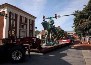 Charlottesville retira la estatua del General Lee, epicentro de las protestas supremacistas