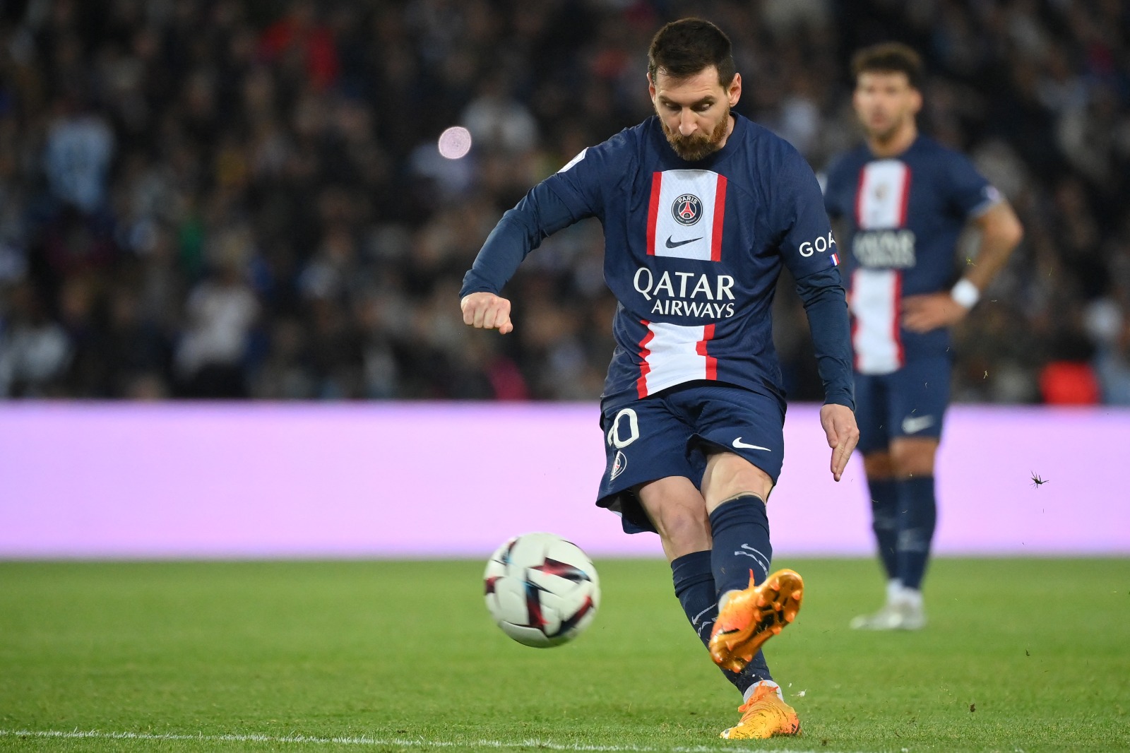 PSG de Mbappé roza el título, Messi vuelve a recibir pitos