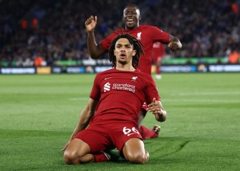 Liverpool se acerca a un punto de la champions tras golear a un hundido Leicester