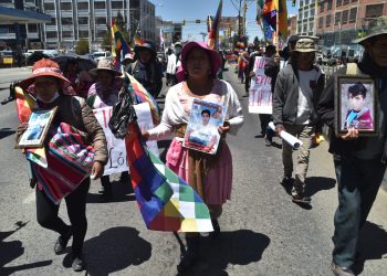La marcha de las víctimas de Sacaba y Senkata ya se dirige de El Alto a La Paz