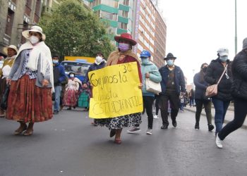 Padres marchan y exigen canastas escolares, la Alcaldía dice que la mayoría quiere bono