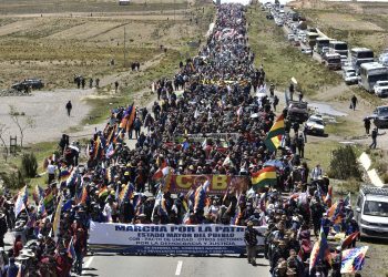 Marchas de apoyo a Arce llegan a La Paz con efusivos discursos contra la derecha
