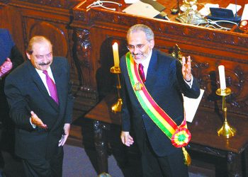 En 2003, Carlos Mesa juró bajo sucesión constitucional