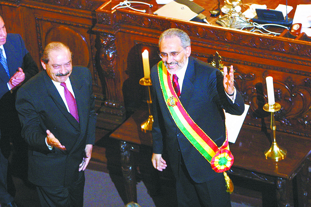 En 2003, Carlos Mesa juró bajo sucesión constitucional