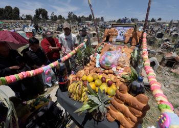 En Todos Santos, prohibidas las mesas y las serenatas en cementerios de El Alto