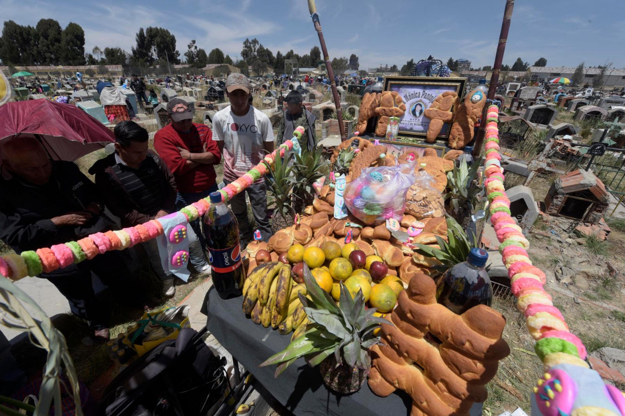 En Todos Santos, prohibidas las mesas y las serenatas en cementerios de El Alto