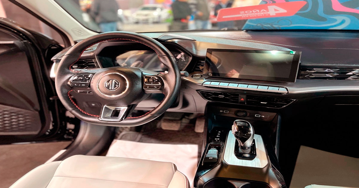 El interior del MG GT 2023 brinda confort, delicadeza y tecnología de punta.