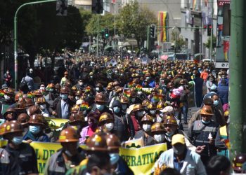 Marcha de cooperativistas pide la renuncia de autoridades del Ministerio de Minería