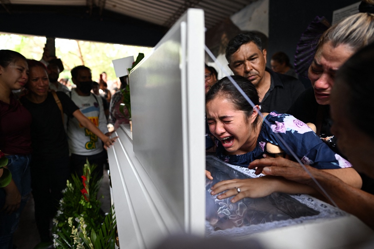Emotivo funeral de madre que salvó a su hija de estampida en El Salvador