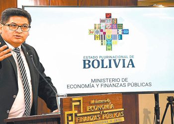 El ministro de Economía y Finanzas Públicas, Marcelo Montenegro, en rueda de prensa.