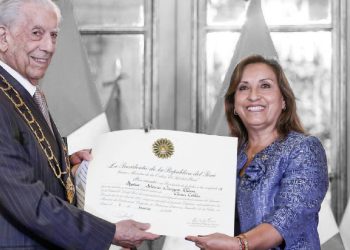 Mario Vargas Llosa recibiendo un pasado premio de Dina Boluarte
