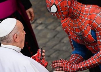 Curioso saludo del papa a Spider-Man en el Vaticano