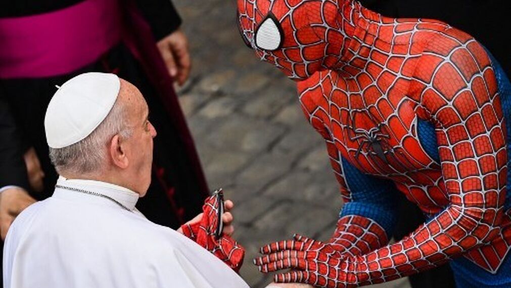 Curioso saludo del papa a Spider-Man en el Vaticano