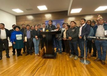 Jerges Mercado y sus colegas luego de la aprobación de la 'ley del oro'. Foto: Diputados