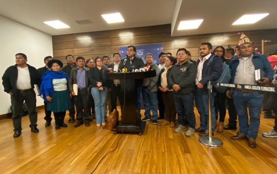 Jerges Mercado y sus colegas luego de la aprobación de la 'ley del oro'. Foto: Diputados