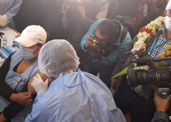 La vacunación contra el COVID-19 llegará a 11 mercados populares de La Paz