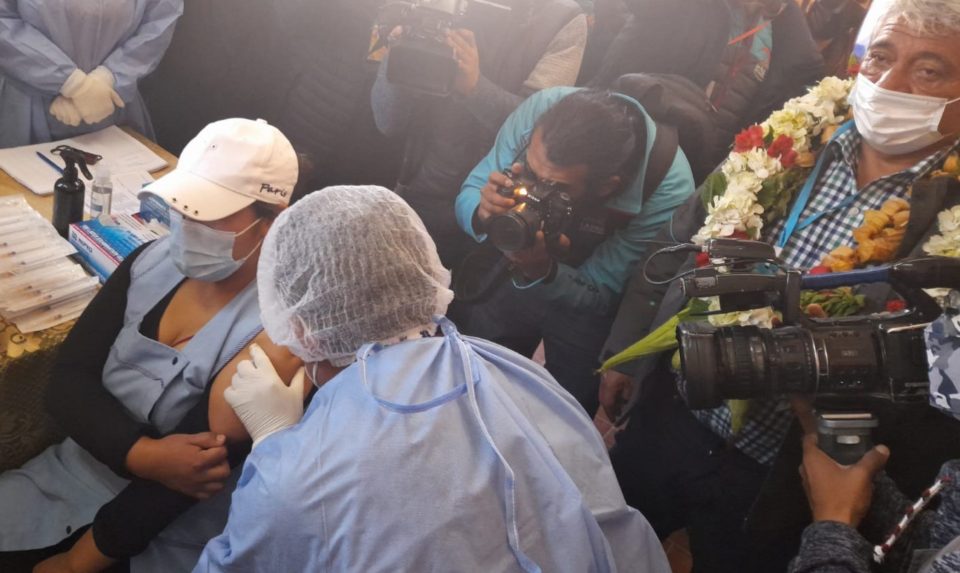 La vacunación contra el COVID-19 llegará a 11 mercados populares de La Paz